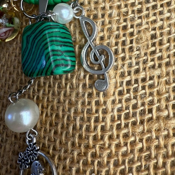 Alquimia Green and Silver Necklace with Malachite and Treble Clef - Picture 7 of 7